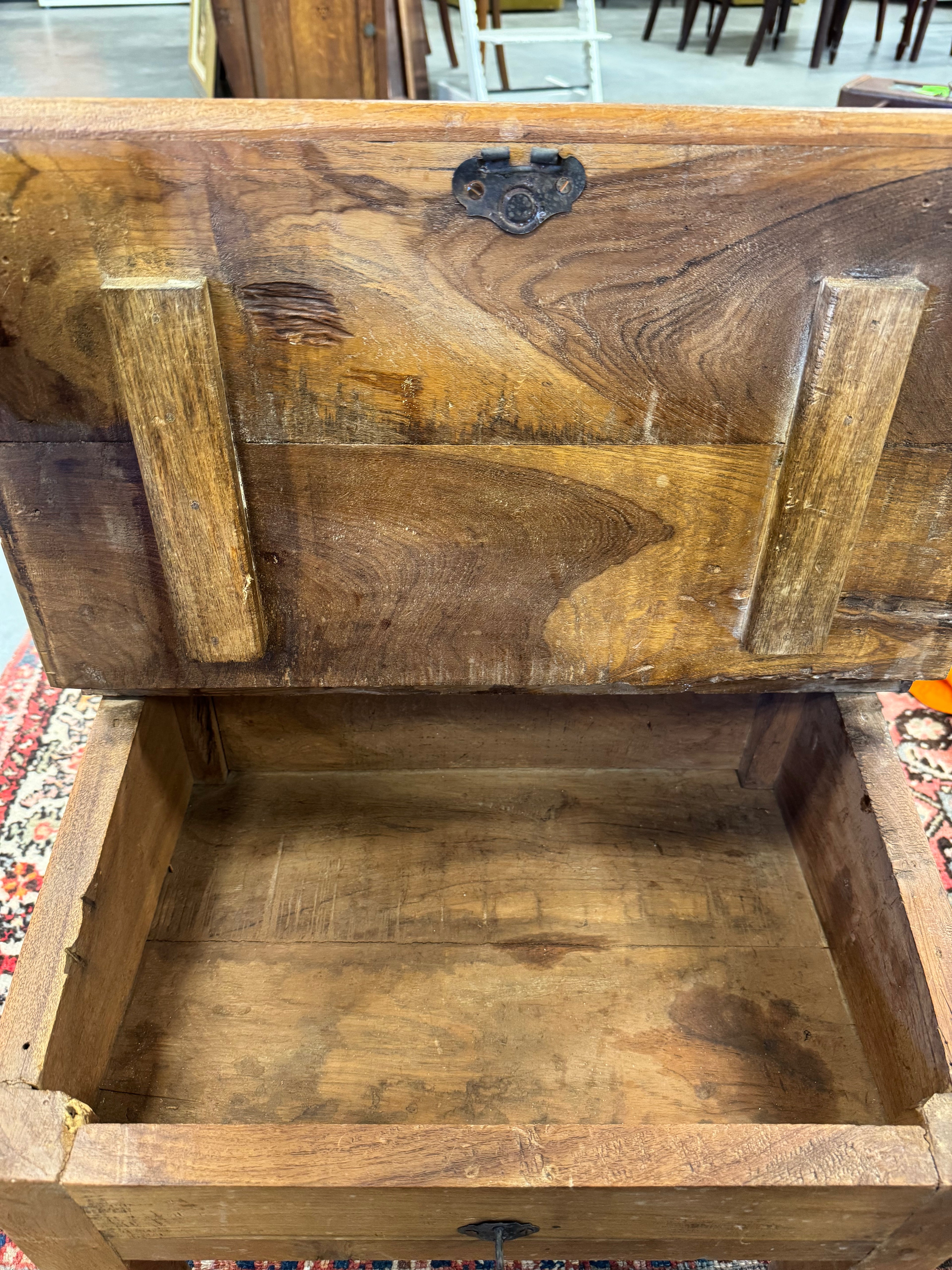 Oude lessenaar klepkastje