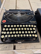 Typemachine werkend Remington