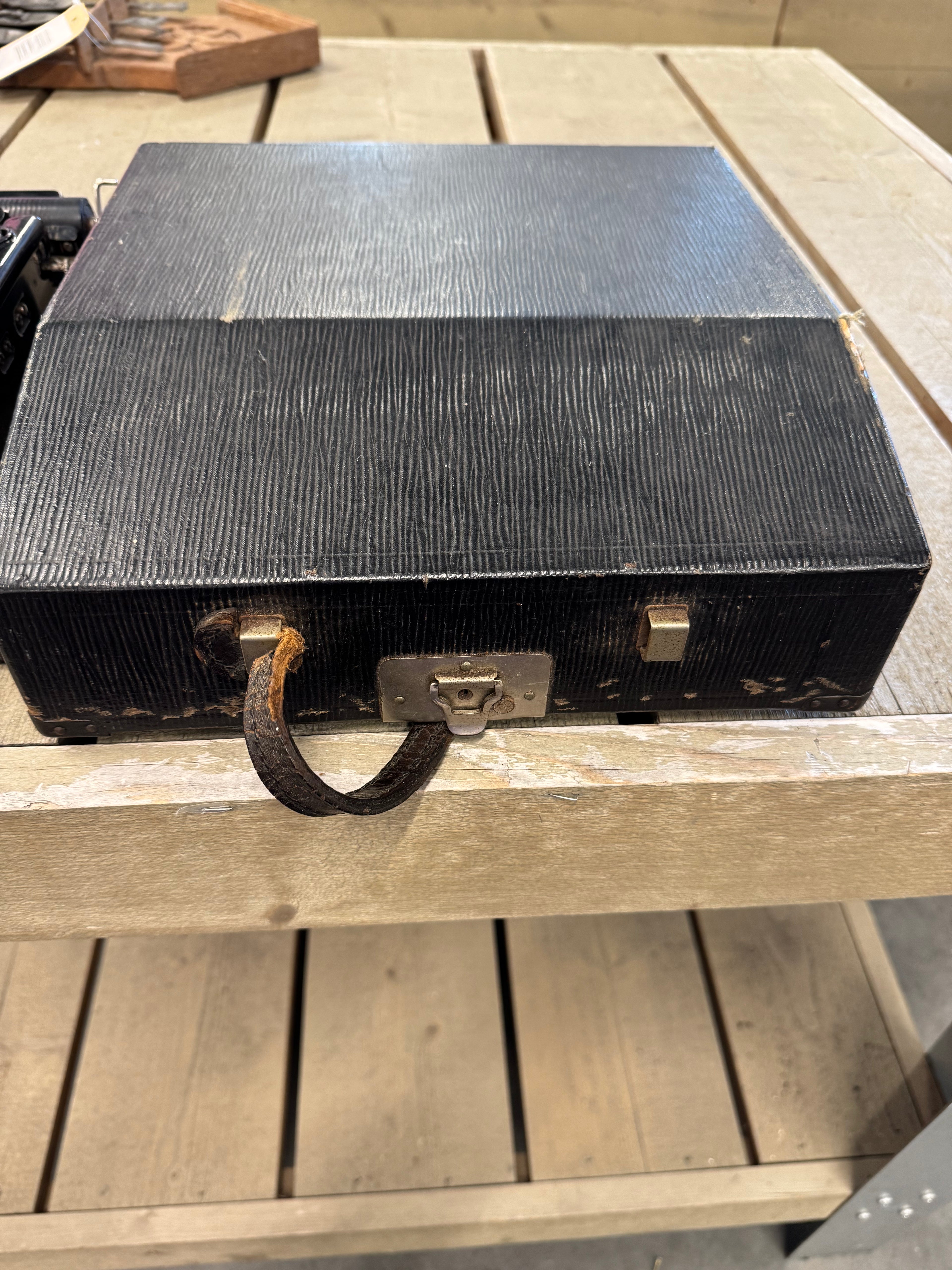 Typemachine werkend Remington