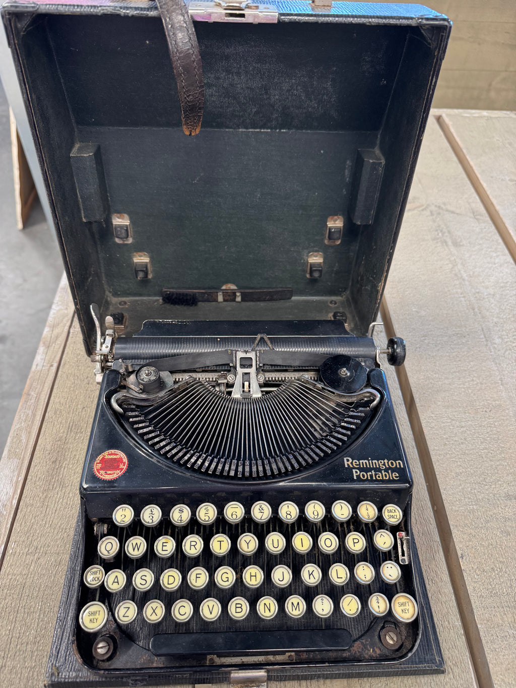 Typemachine werkend Remington