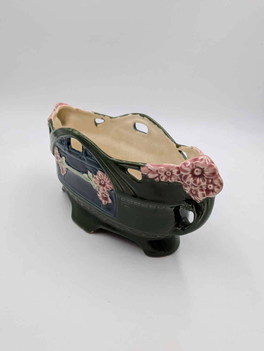 Art nouveau majolica jardinière met bloemen