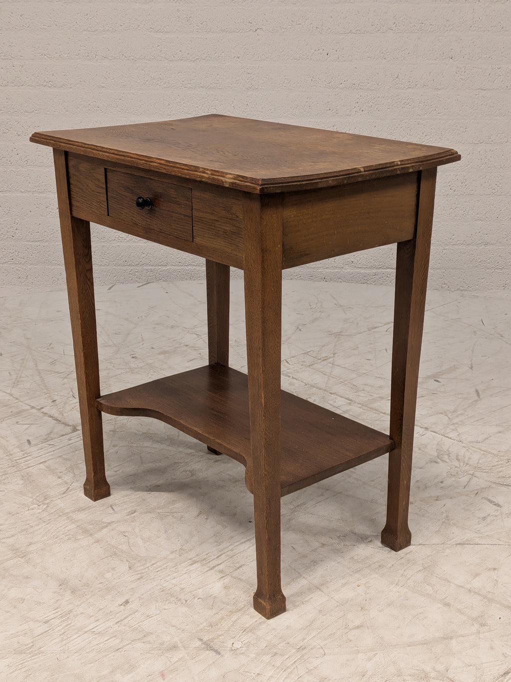 Houten bijzettafeltje met lade