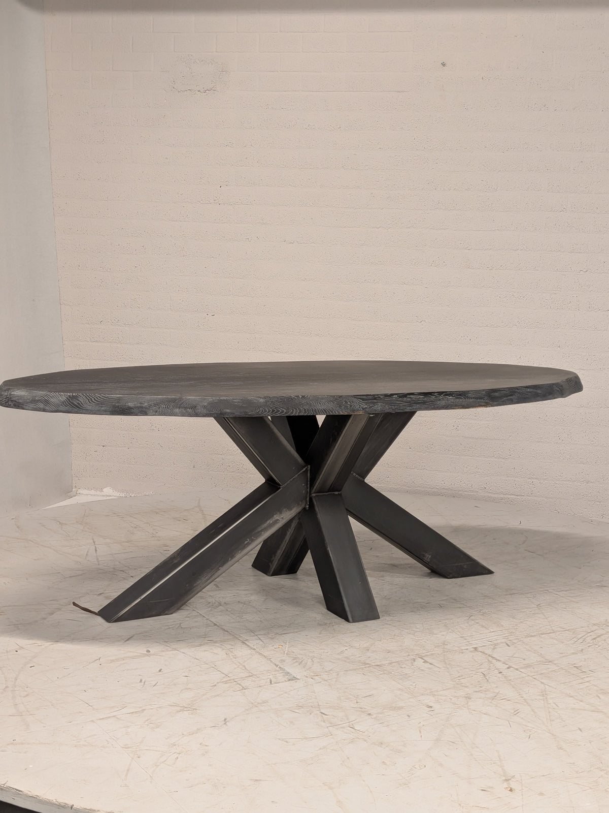 Eettafel ovaal met stalen spinpoot