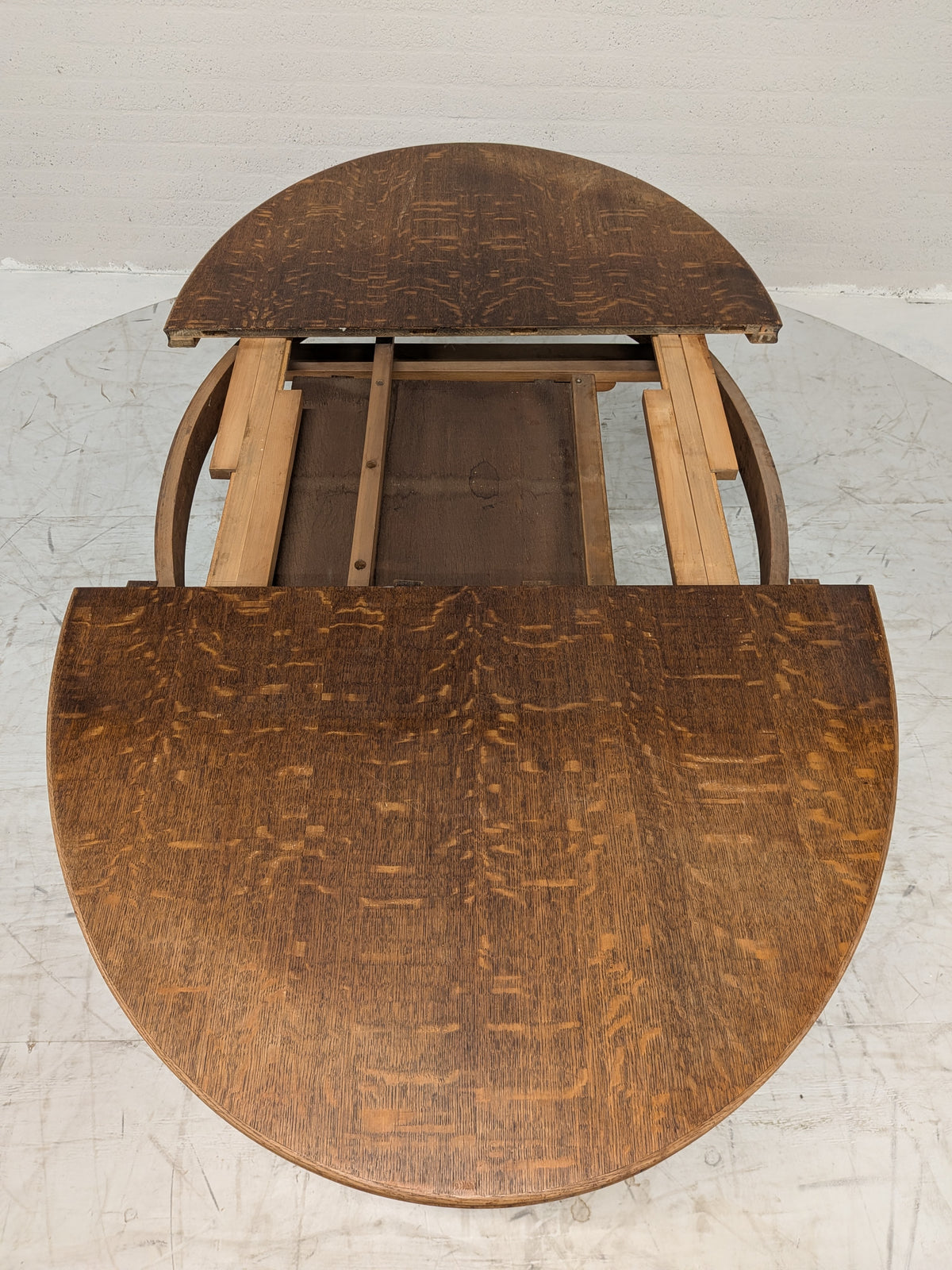 Ovale eiken eettafel met klapbladen