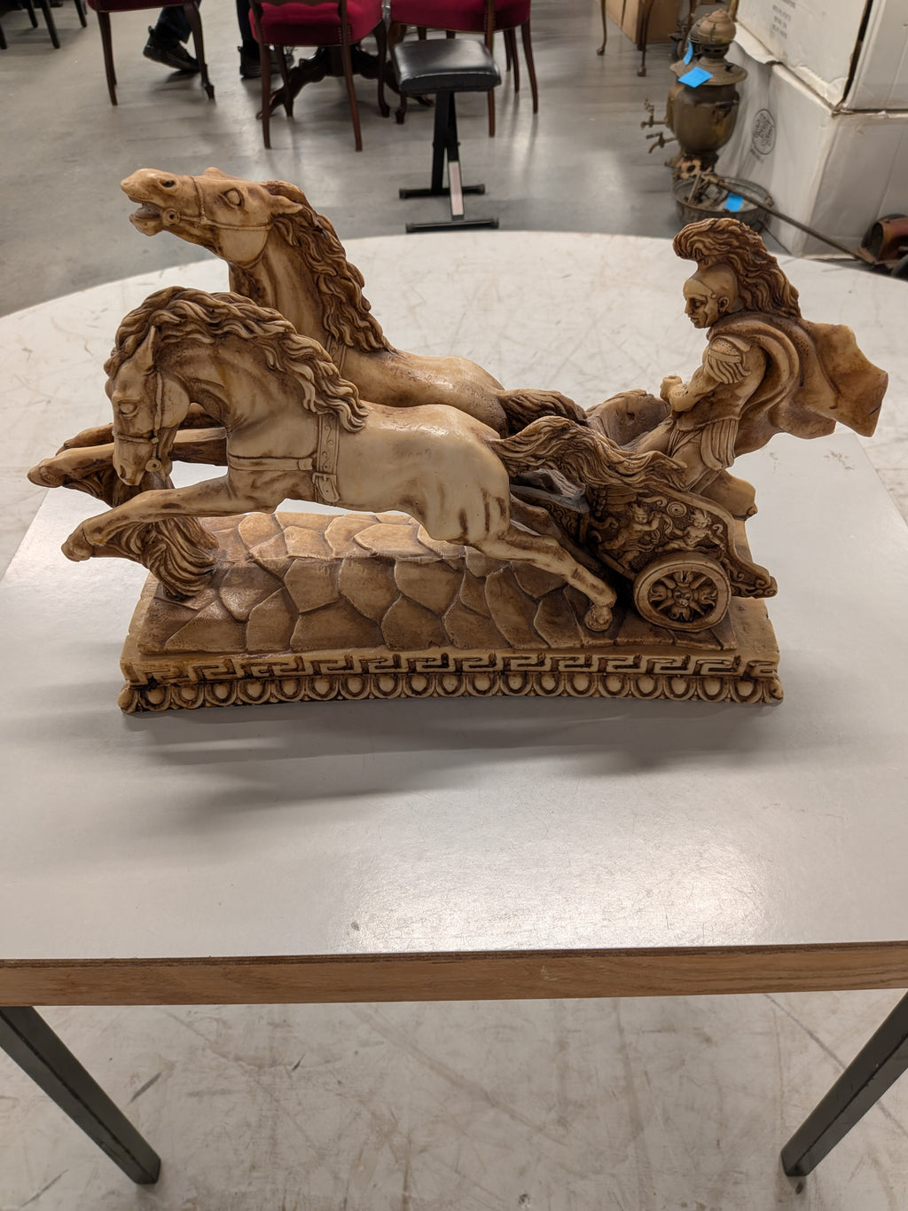 Beeld Romeinse strijdwagen met paarden