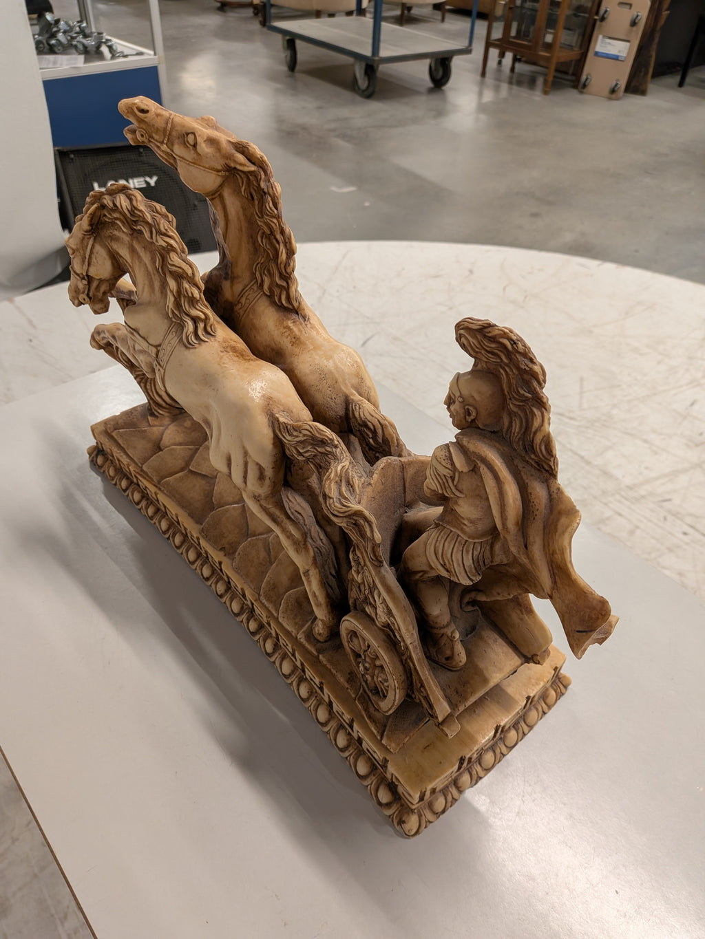 Beeld Romeinse strijdwagen met paarden
