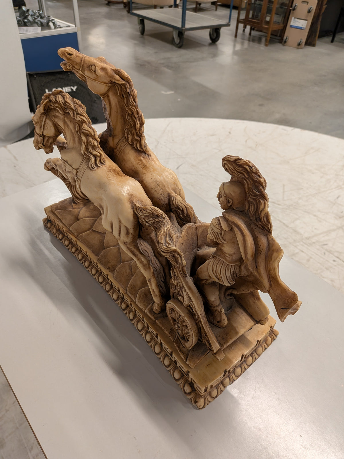 Beeld Romeinse strijdwagen met paarden