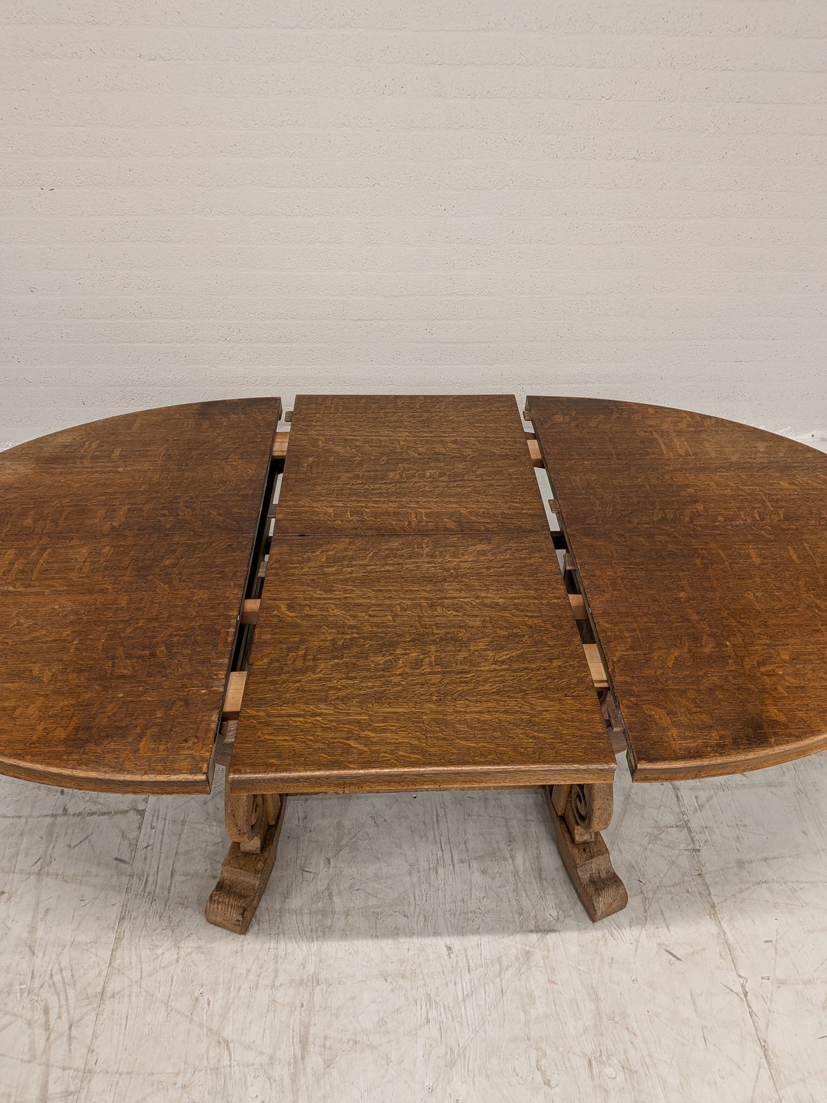 Ovale eiken eettafel met klapbladen