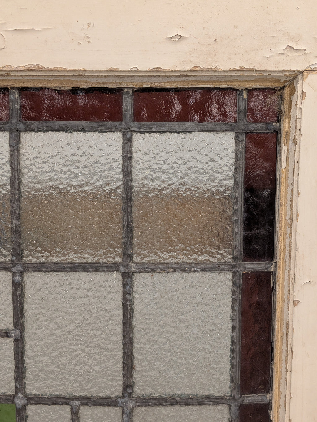 Glas-in-loodraam in houten kozijn