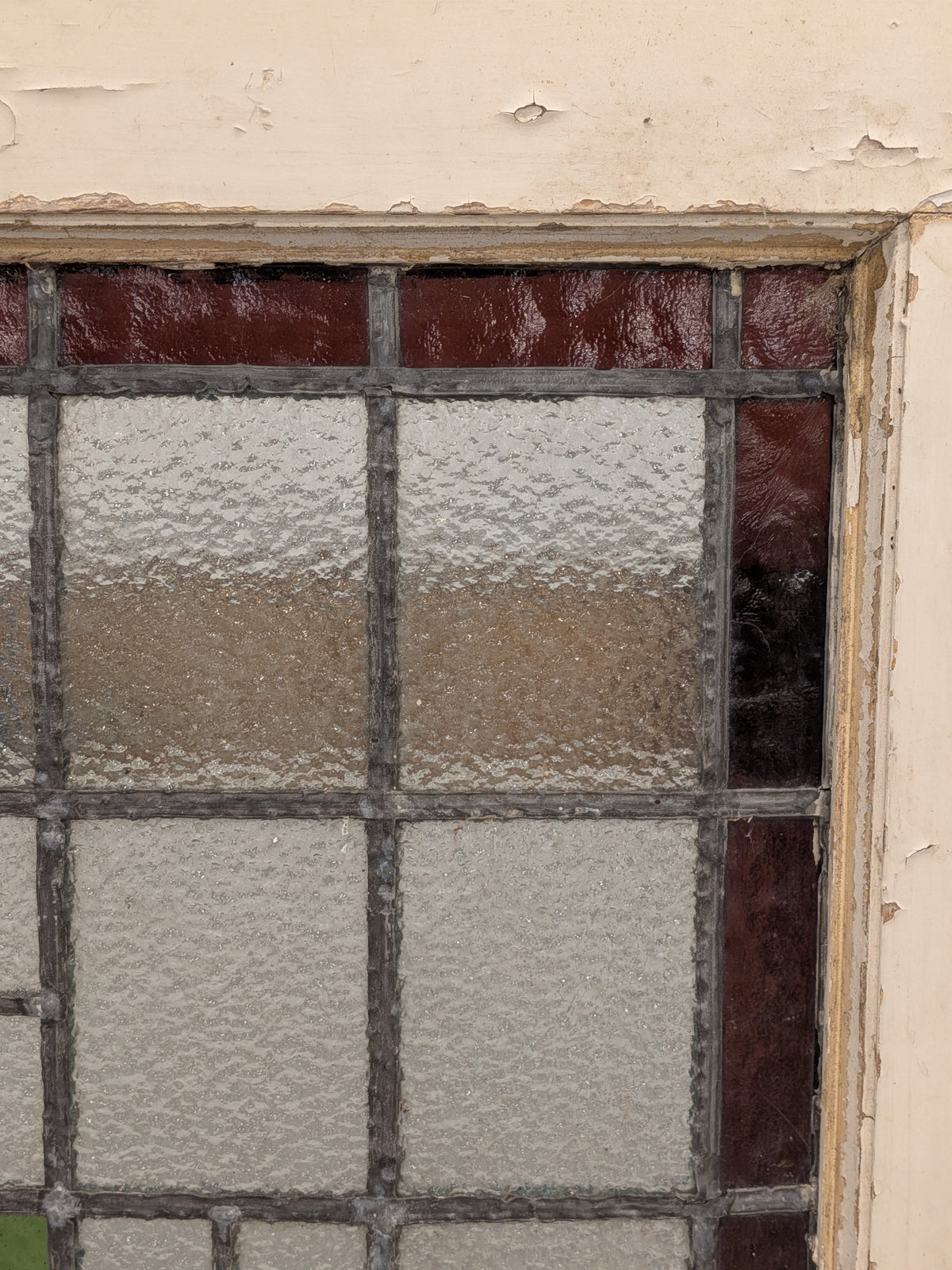 Glas-in-loodraam in houten kozijn