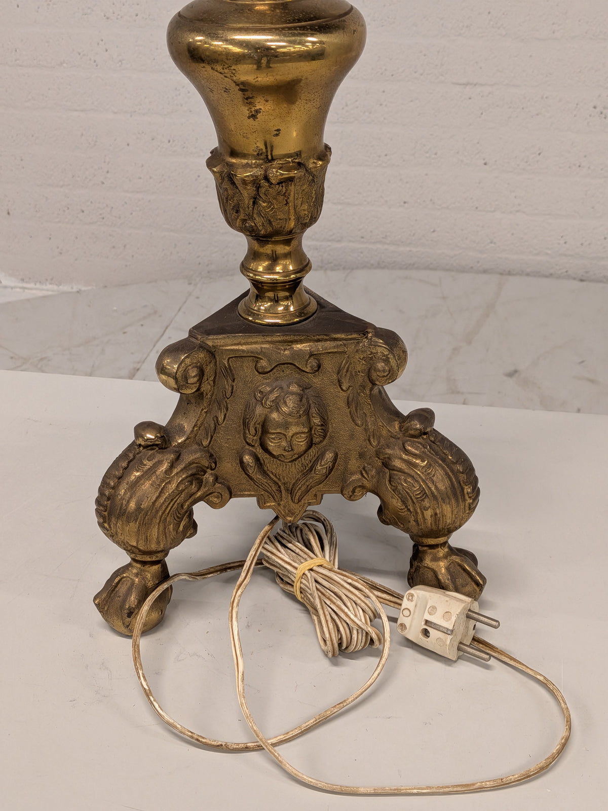 Grote messing kandelaarlamp met engelenkopjes
