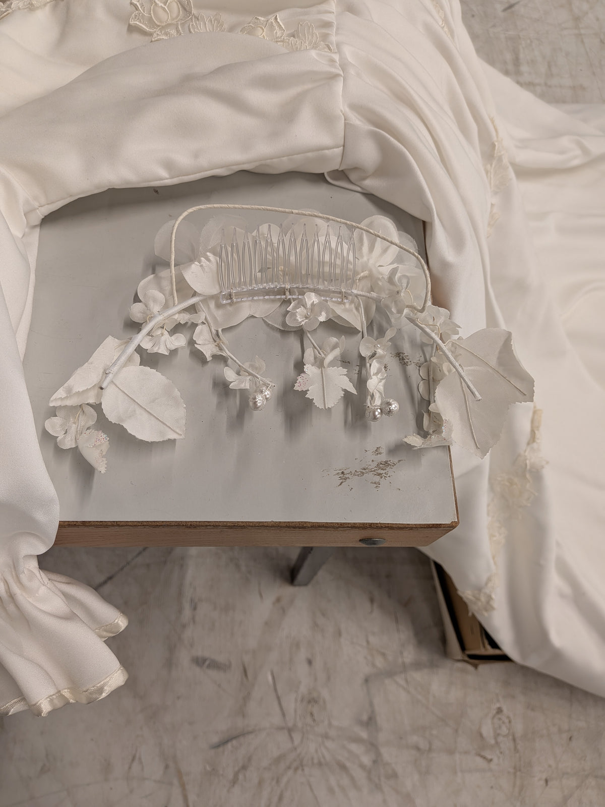 Vintage trouwjurk met sleep, sluier en hoofdtooi