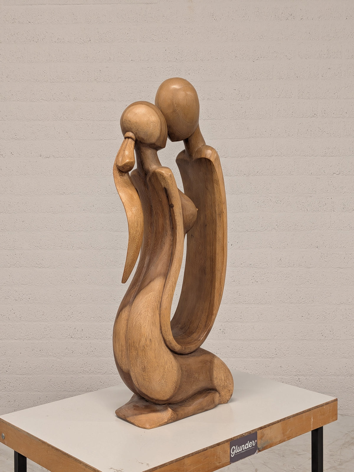 Houten beeld omarmend paar