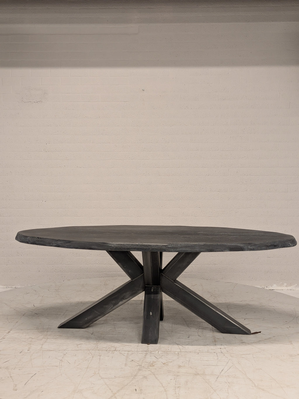 Eettafel ovaal met stalen spinpoot