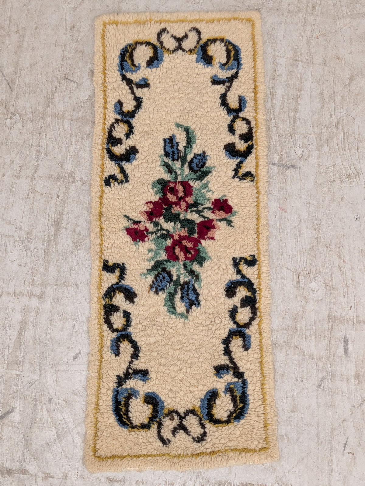 Vintage handgeknoopt kleedje met rozen