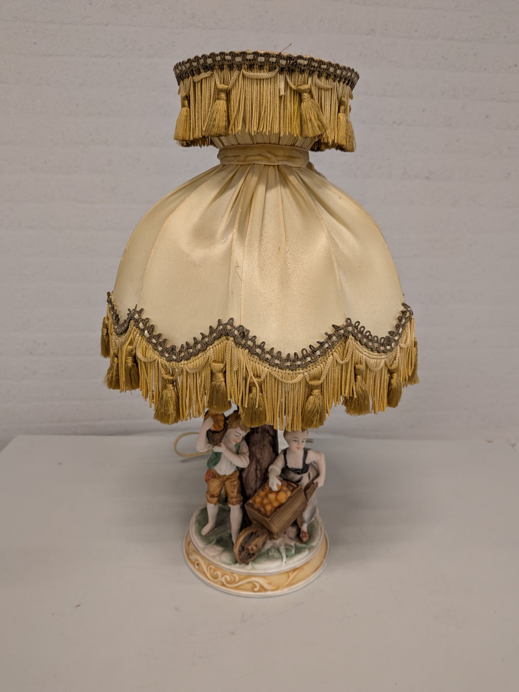 Schemerlamp met porseleinen voet en franjekap