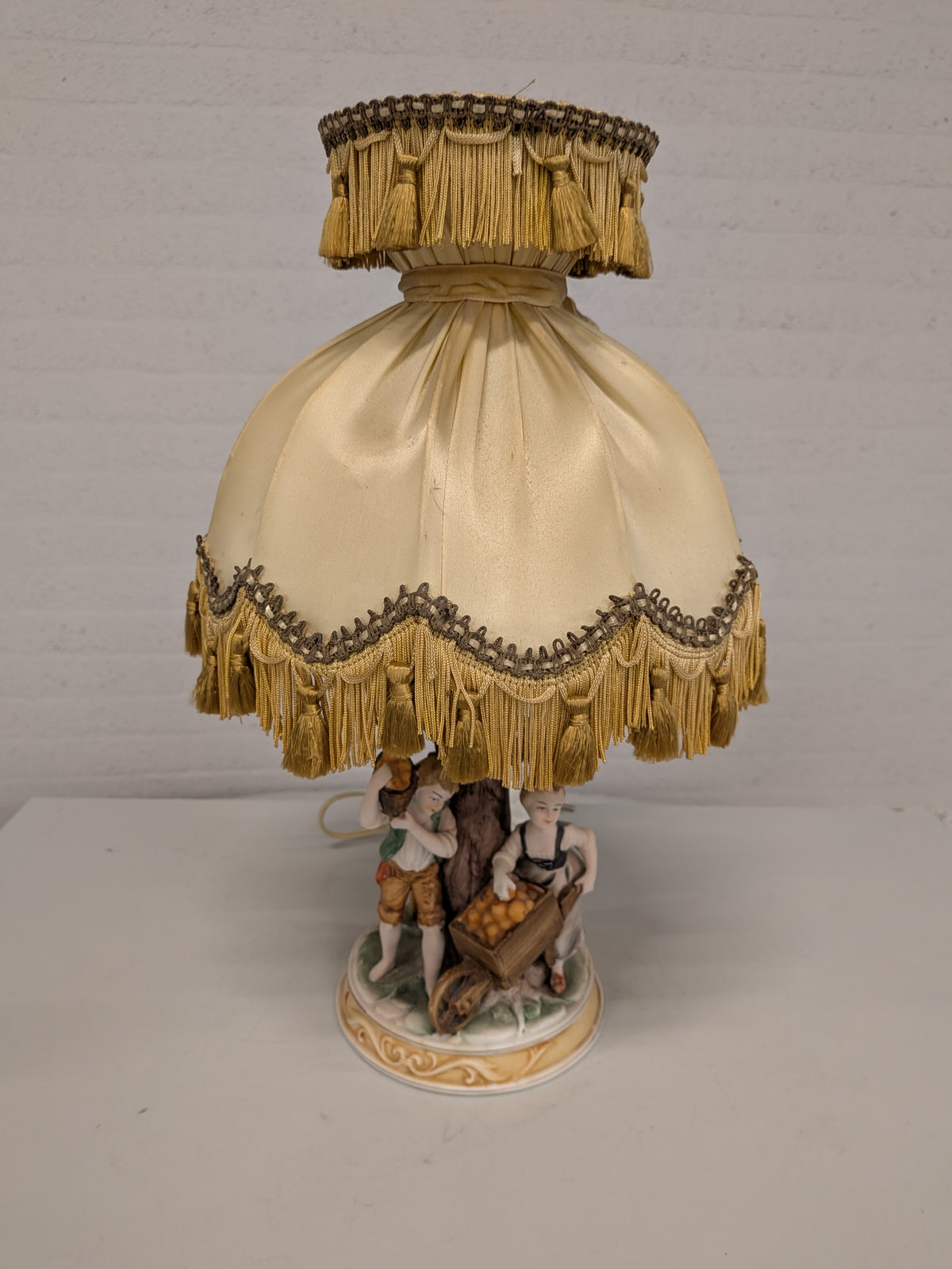 Schemerlamp met porseleinen voet en franjekap