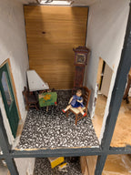 Groot poppenhuis met inrichting