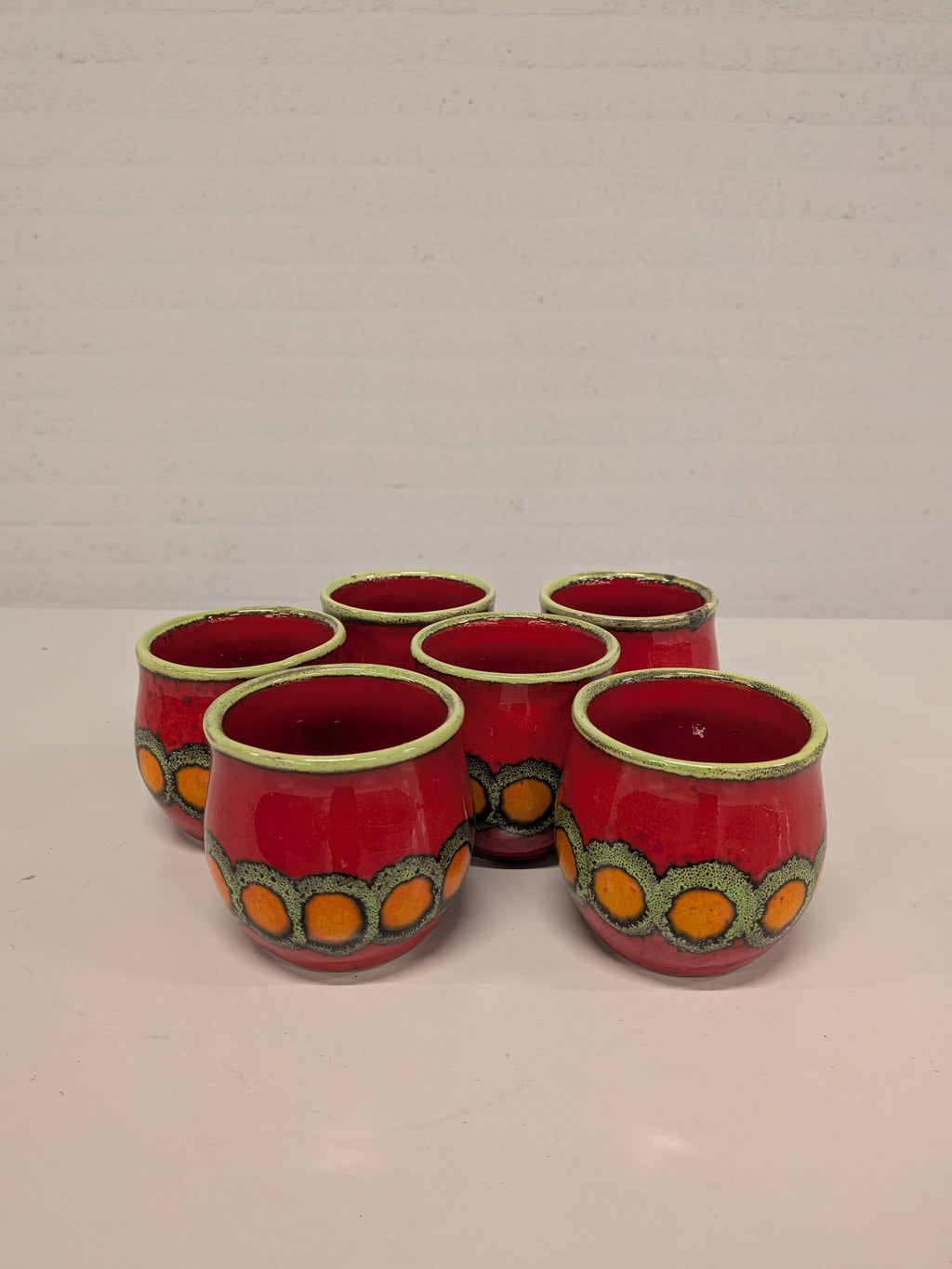 Zes bekertjes rood keramiek
