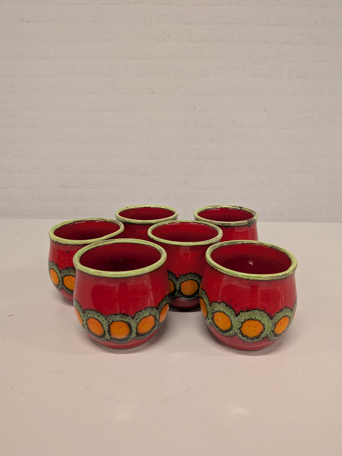Zes bekertjes rood keramiek