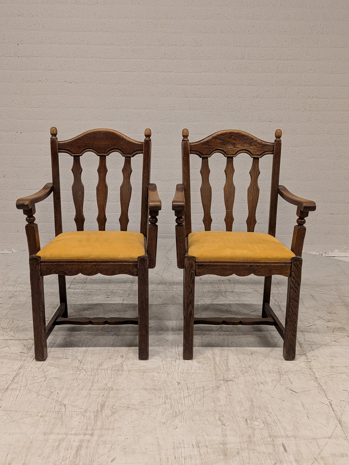 Eiken armstoel met spijlenrug en gele zitting