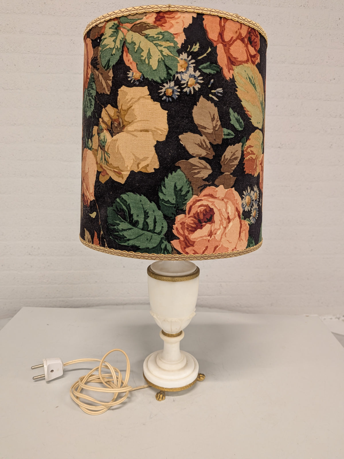 Schemerlamp met stenen voet en bloemenkap
