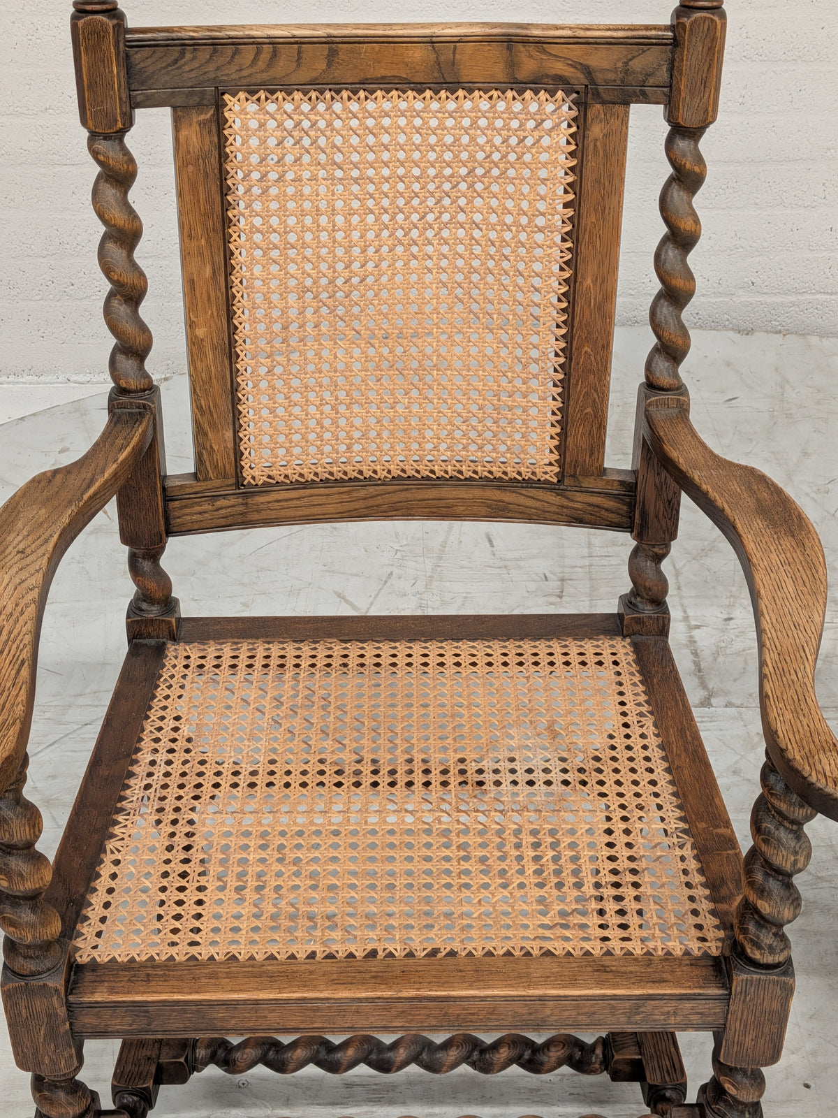 Eiken armstoel met getordeerde poten en rotan
