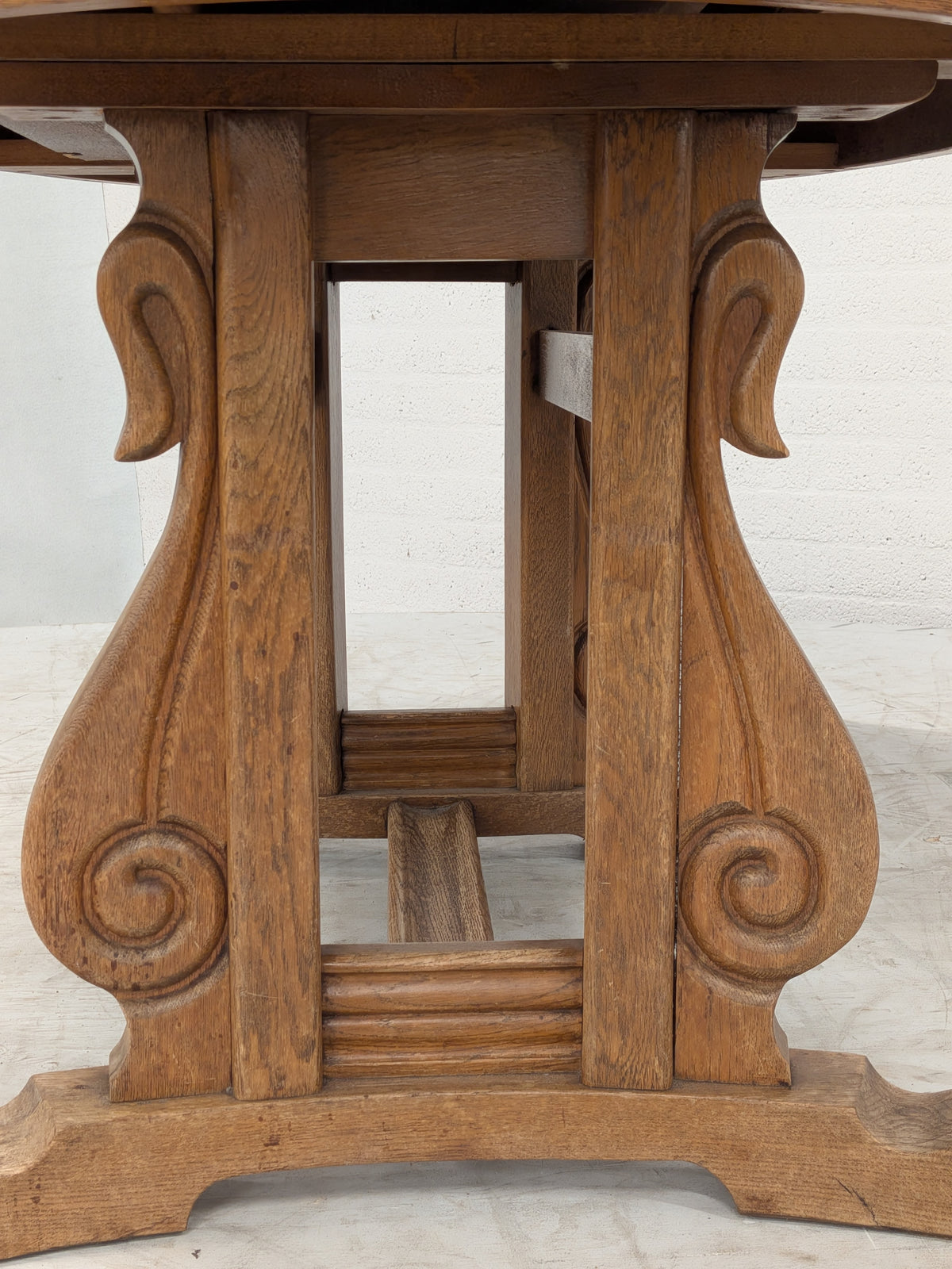 Ovale eiken eettafel met klapbladen