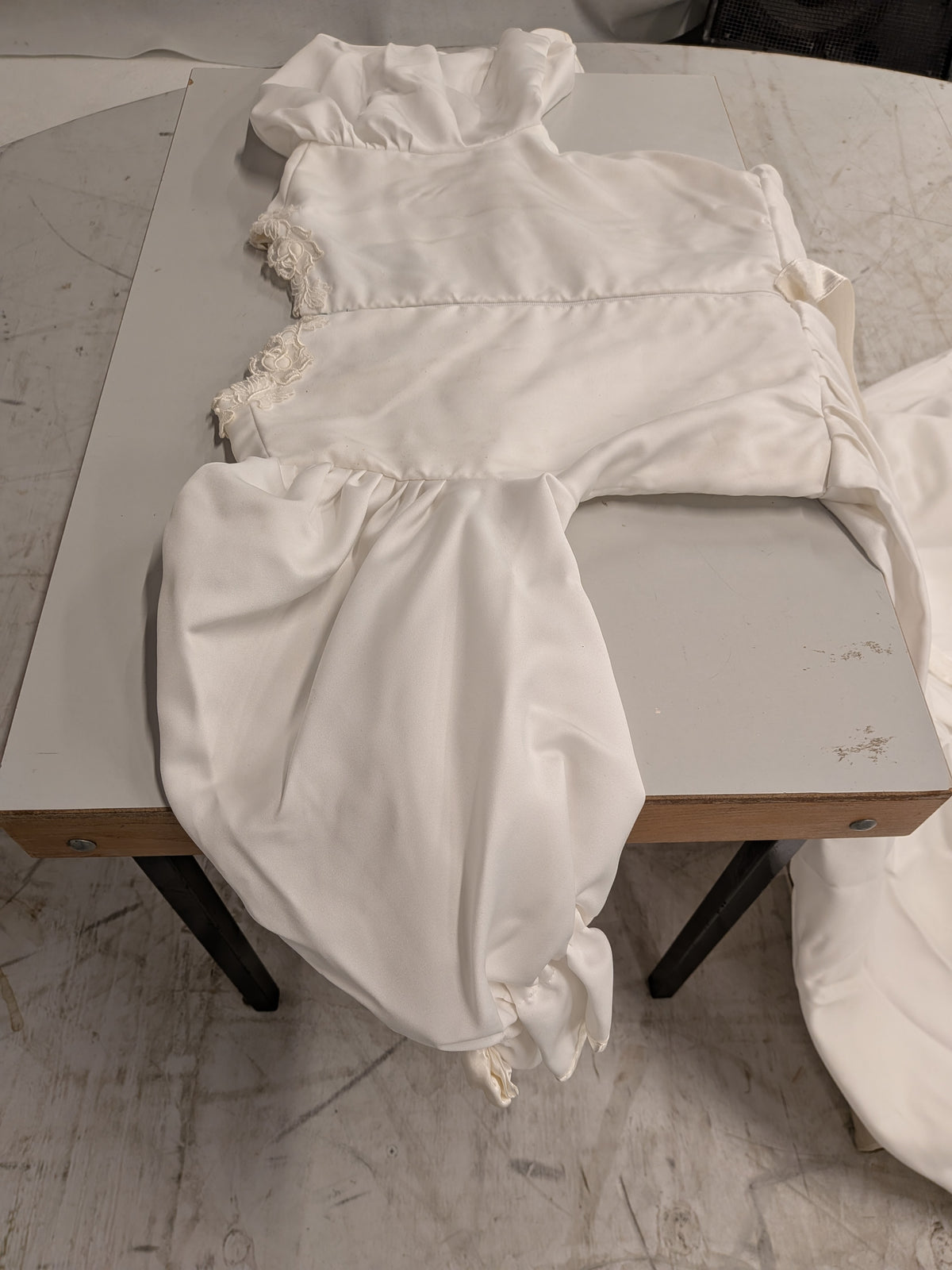 Vintage trouwjurk met sleep, sluier en hoofdtooi