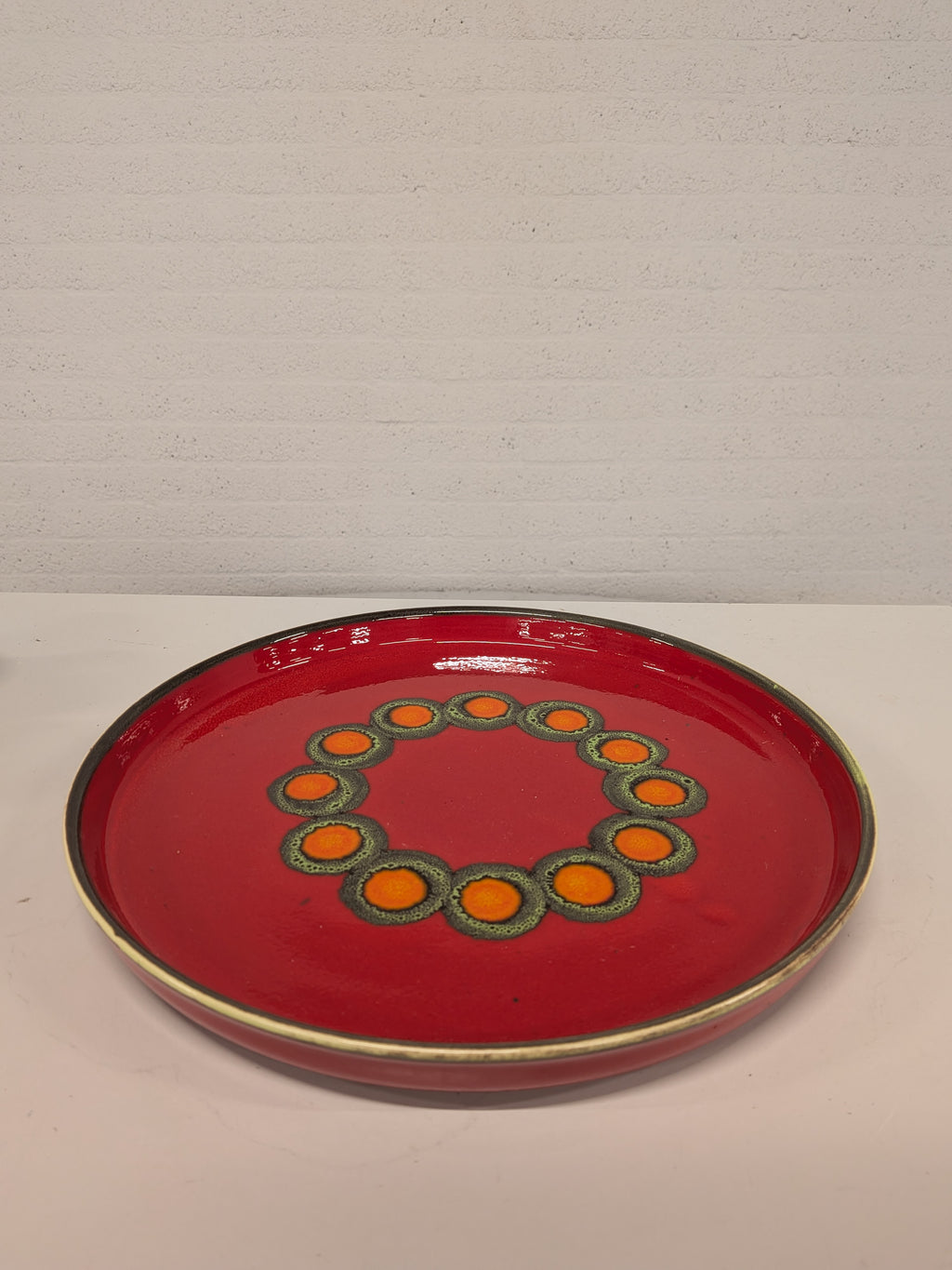 Dienschaal rood met oranje cirkels