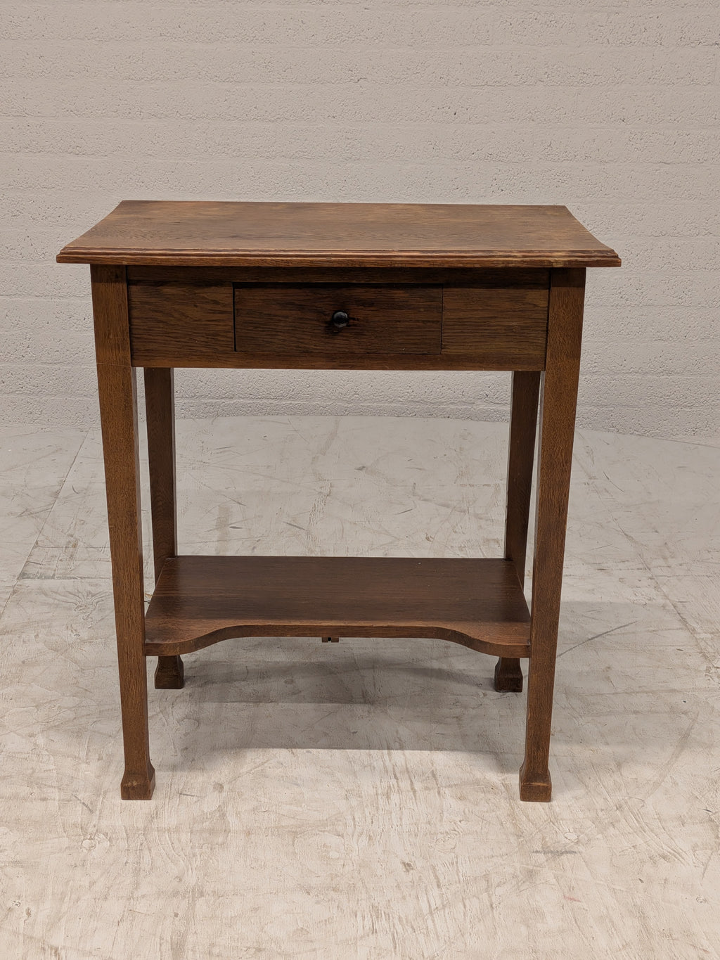 Houten bijzettafeltje met lade