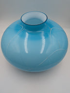 Glasgeblazen vaas, blauw met witte draden