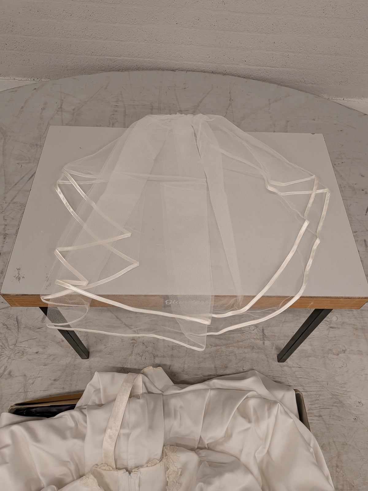 Vintage trouwjurk met sleep, sluier en hoofdtooi