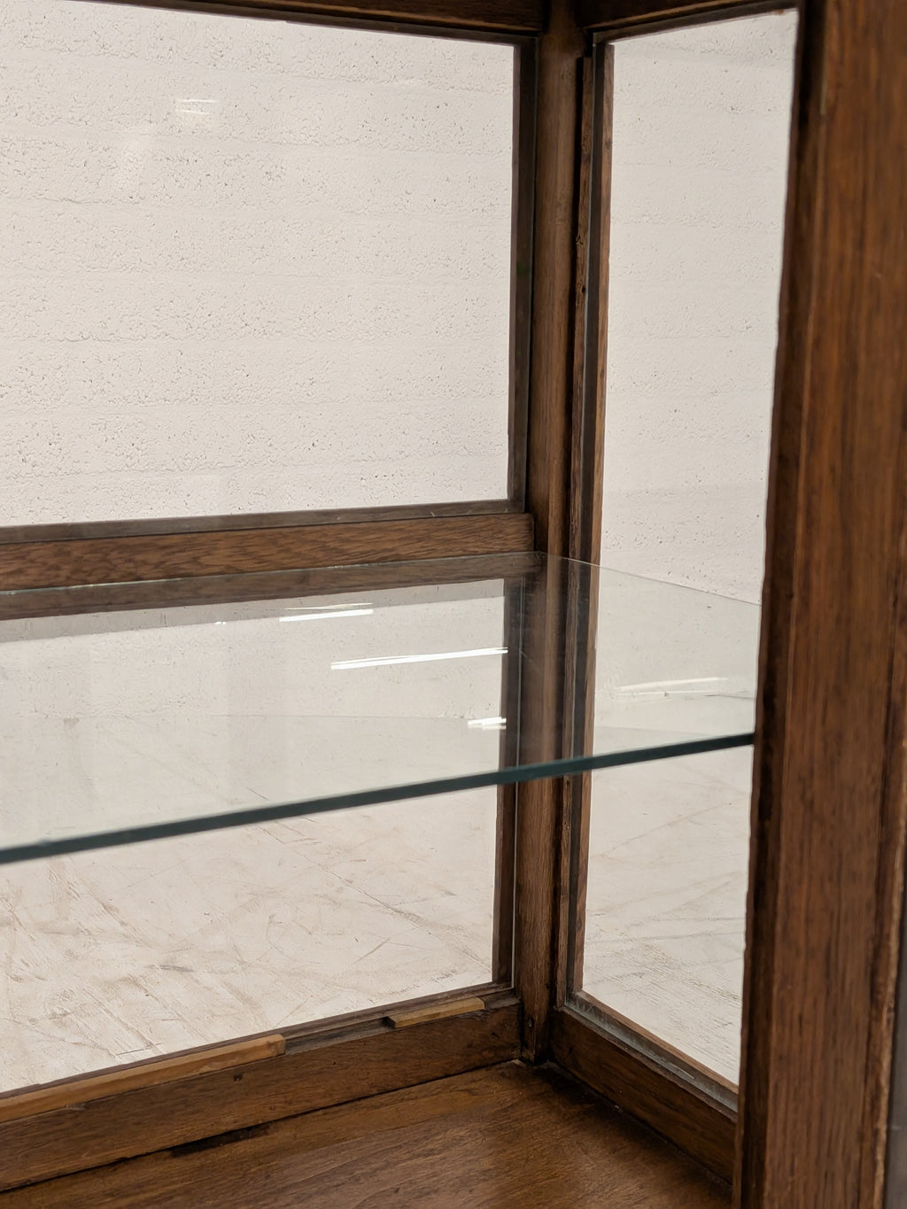 Eiken theekastje met glas en geslepen ster