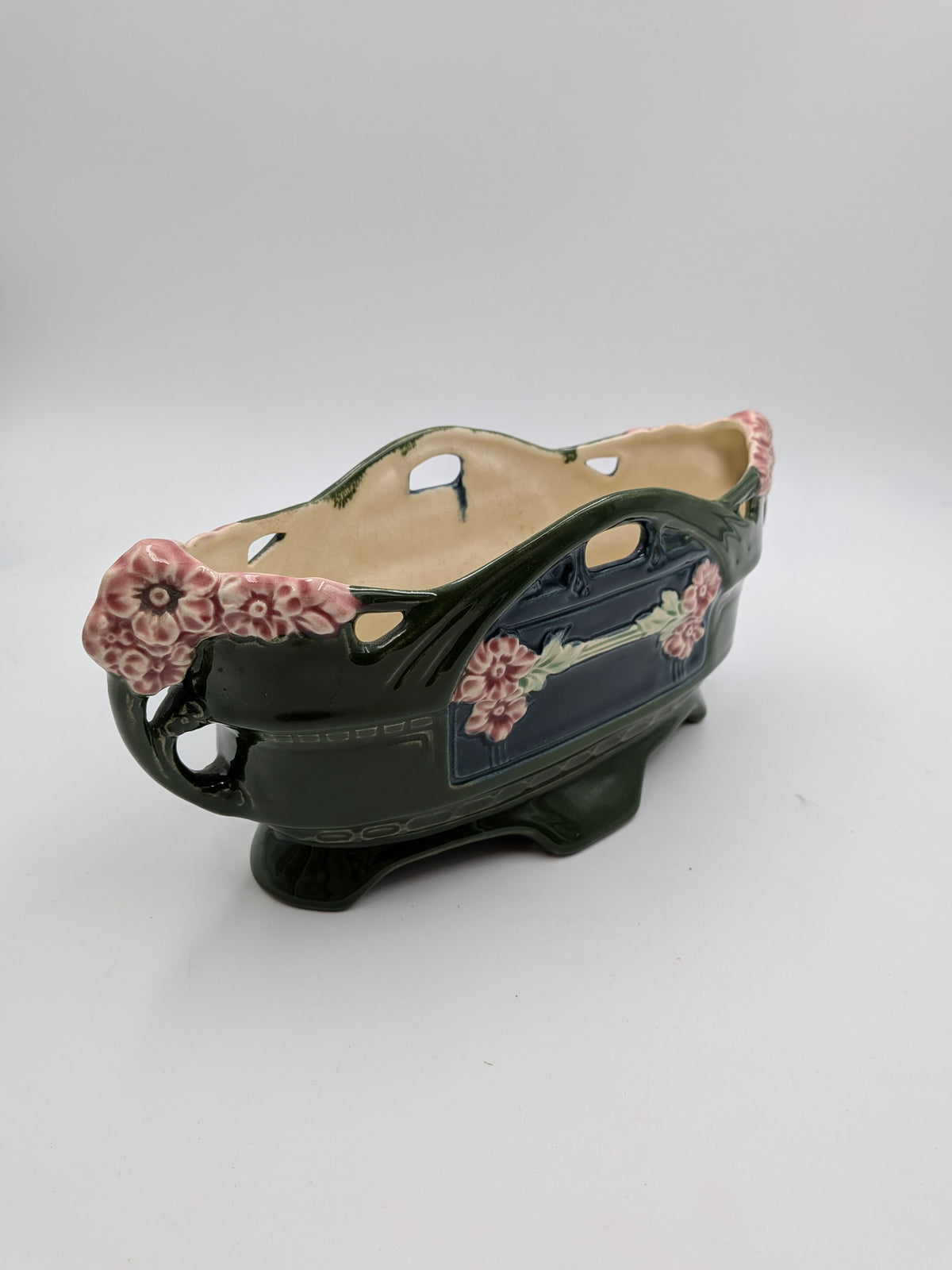Art nouveau majolica jardinière met bloemen
