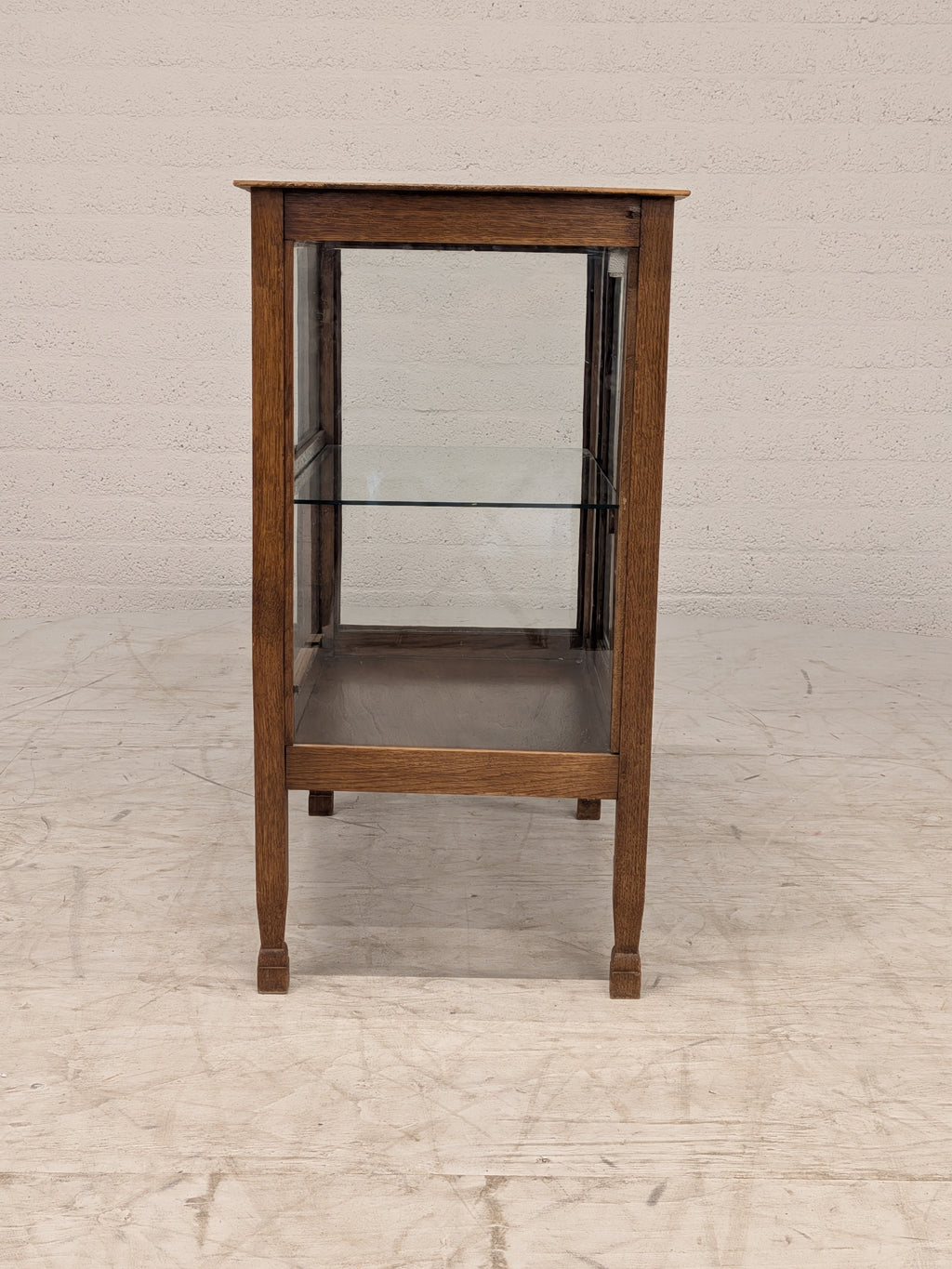 Eiken theekastje met glas en geslepen ster