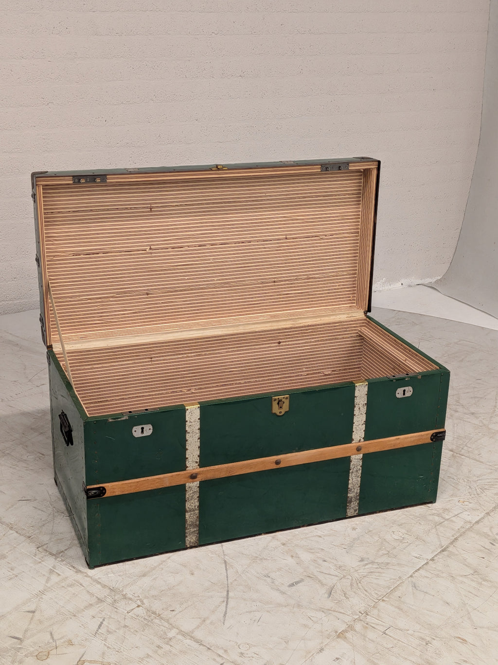 Groene kist met houten latten