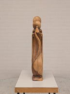 Houten beeld omarmend paar