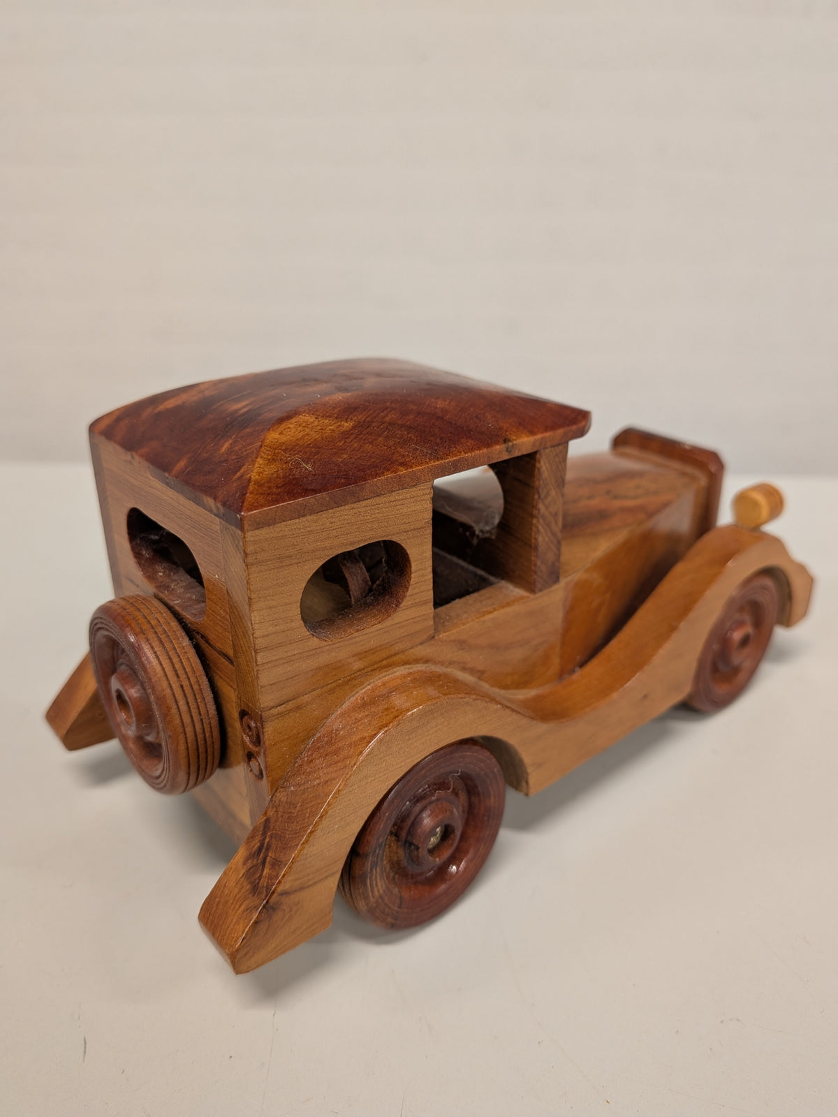 Houten oldtimer van thuyahout