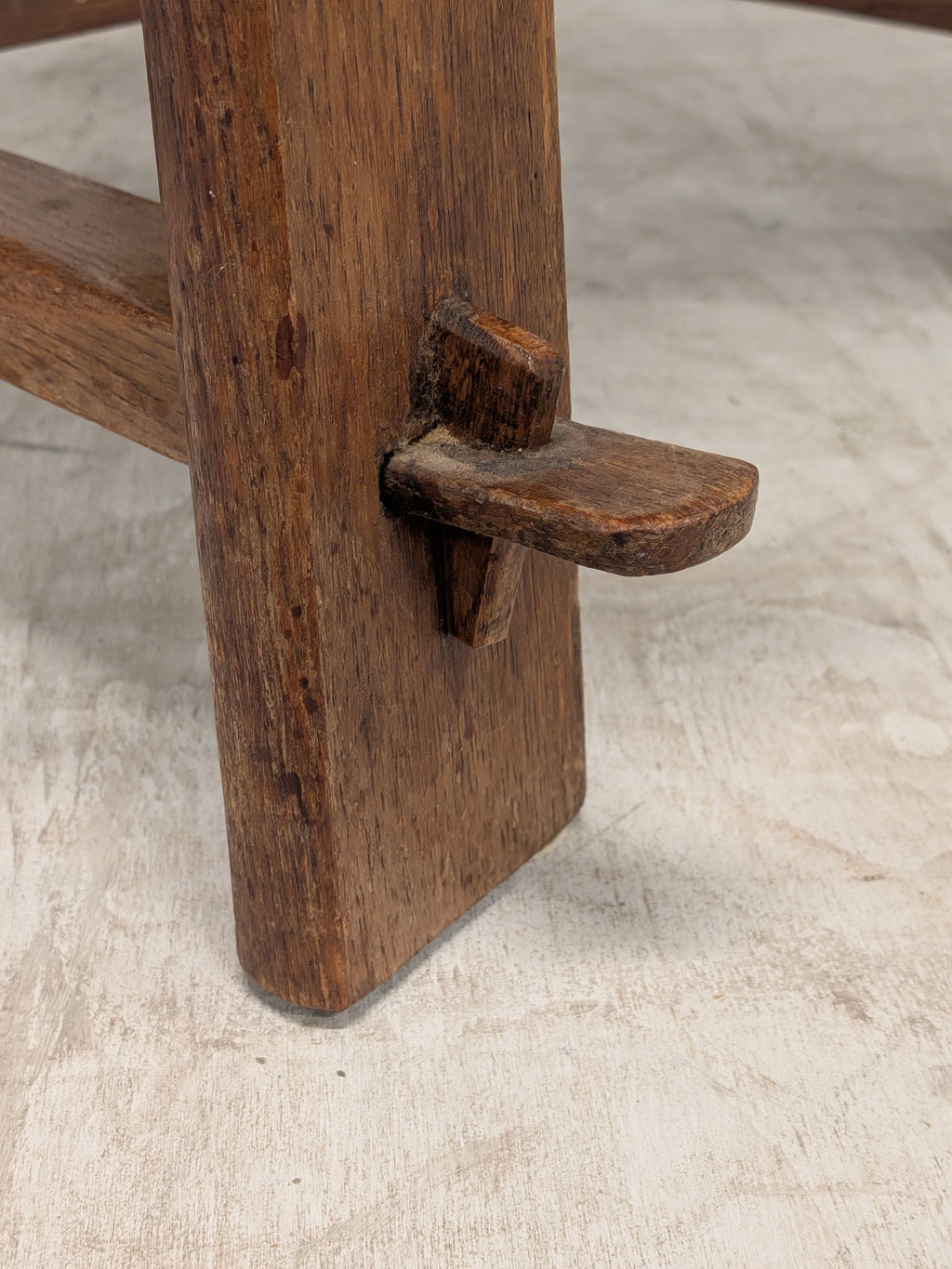 Eiken kloosterstoel met wapenschild
