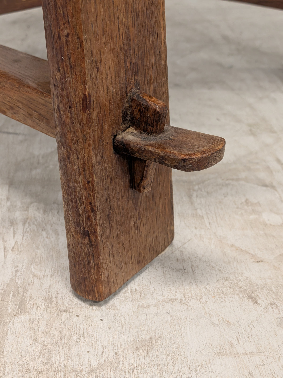 Eiken kloosterstoel met wapenschild