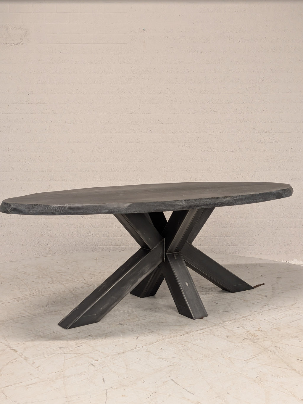 Eettafel ovaal met stalen spinpoot
