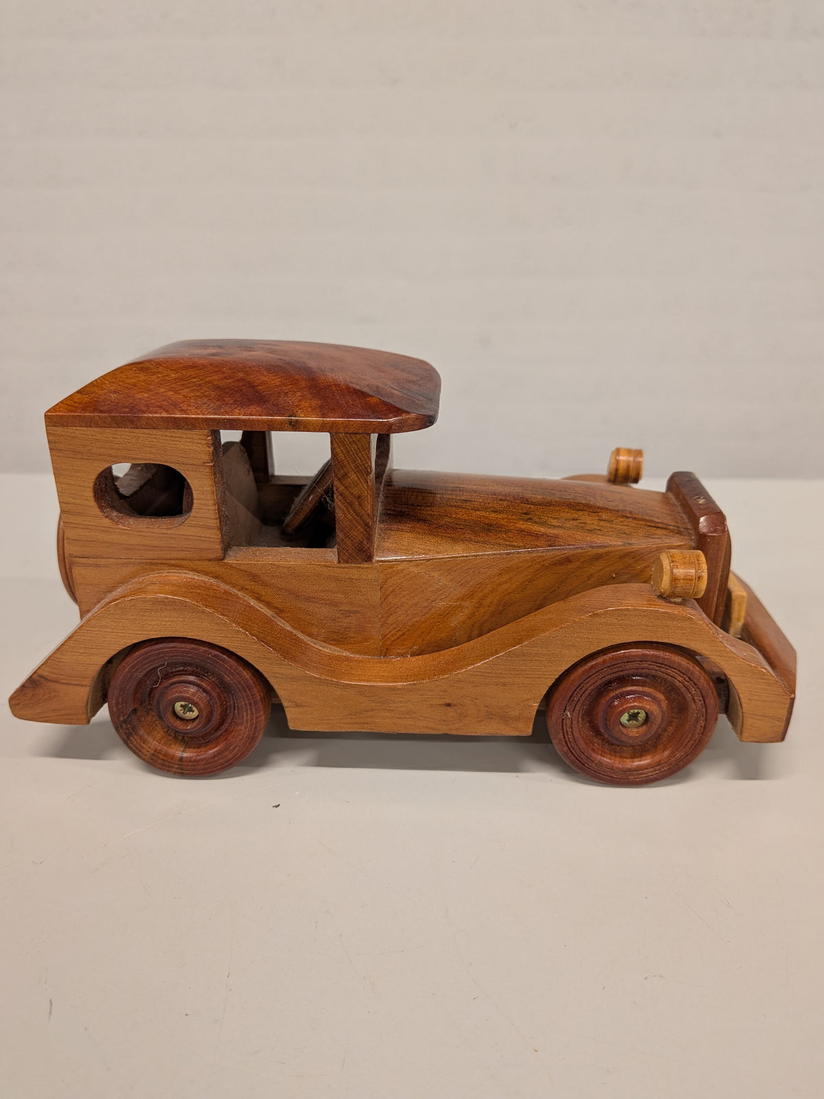 Houten oldtimer van thuyahout