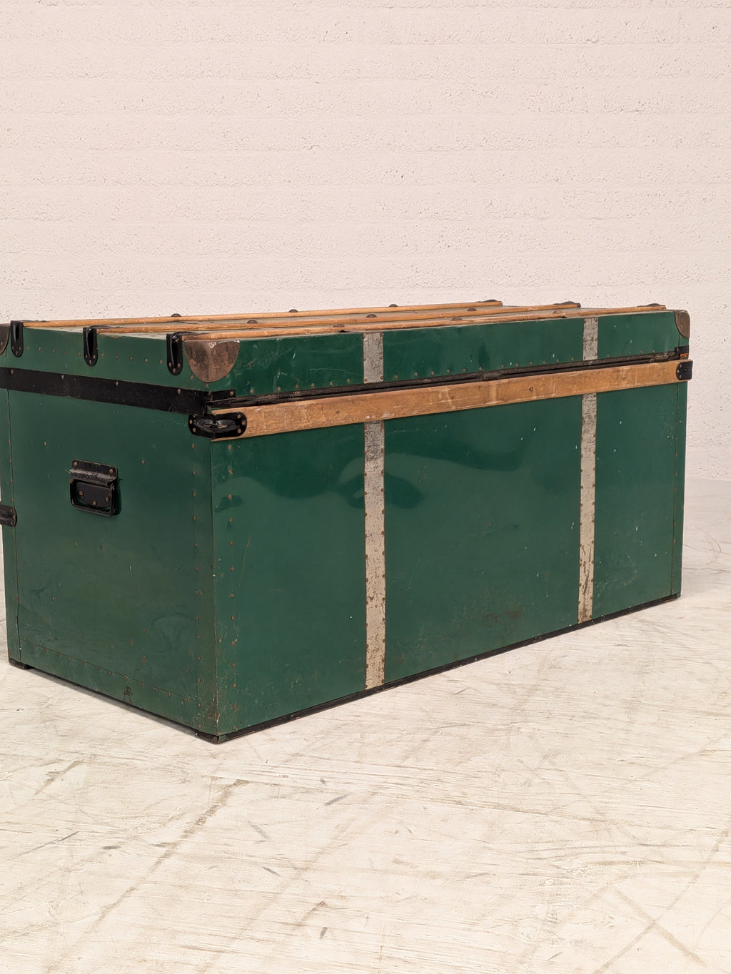Groene kist met houten latten