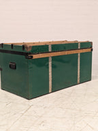 Groene kist met houten latten