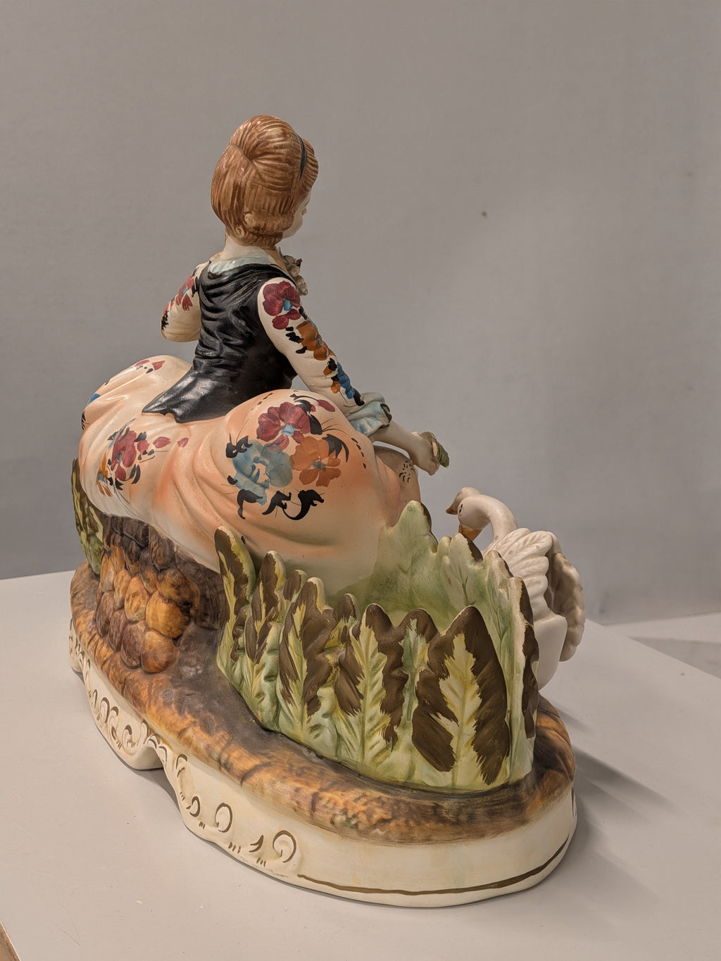 Porseleinen beeld, edelvrouw met zwanen