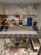 Groot poppenhuis met inrichting