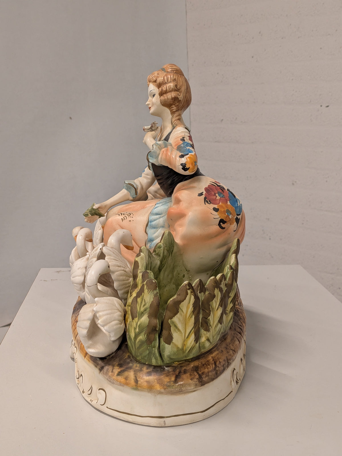 Porseleinen beeld, edelvrouw met zwanen