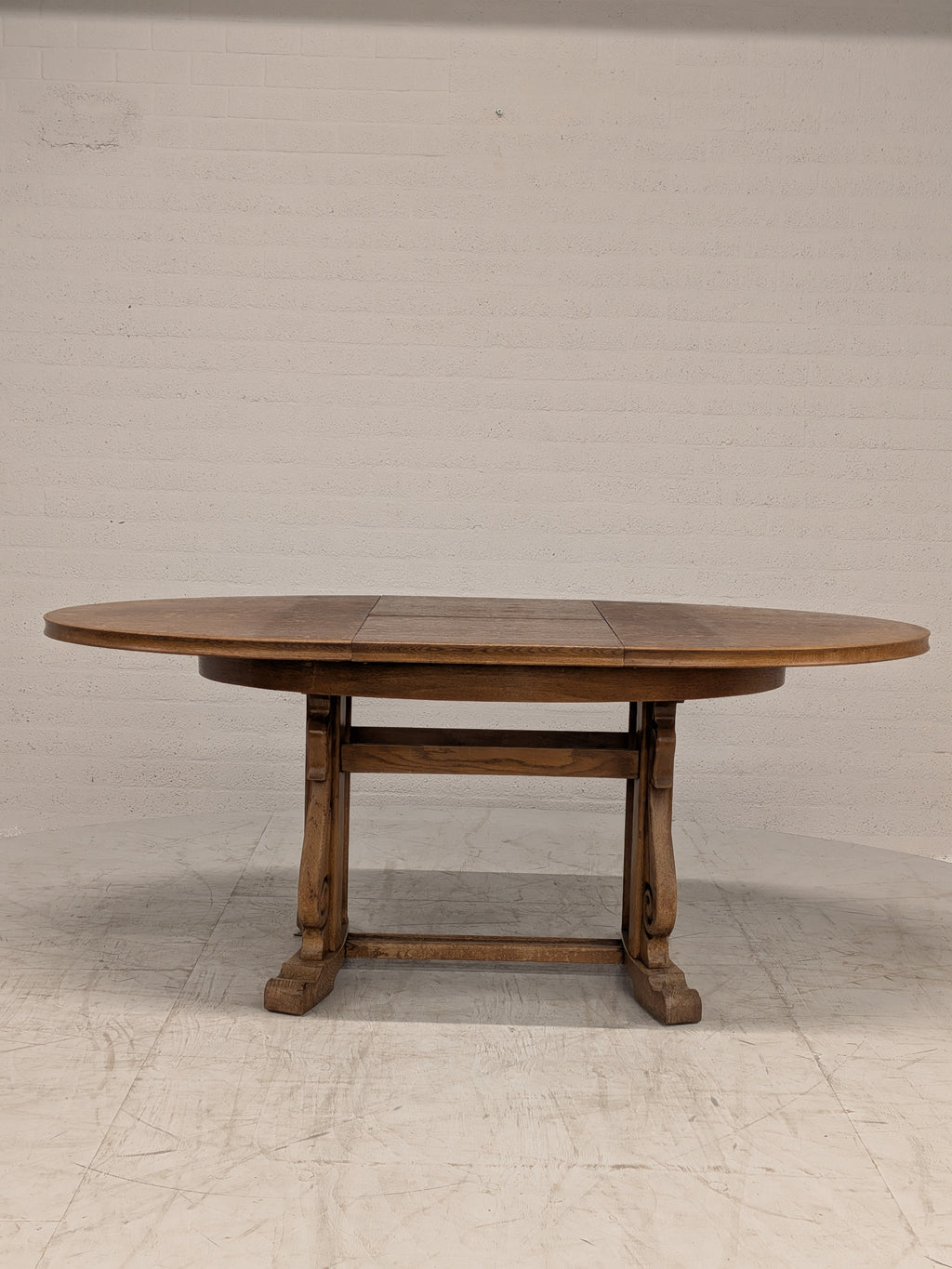 Ovale eiken eettafel met klapbladen