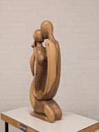 Houten beeld omarmend paar